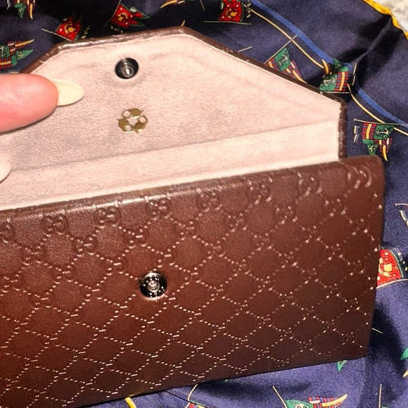 GUCCI OVAL SUNGLASSES WITH
GORGEOUS CASE - Picture 4 of 13